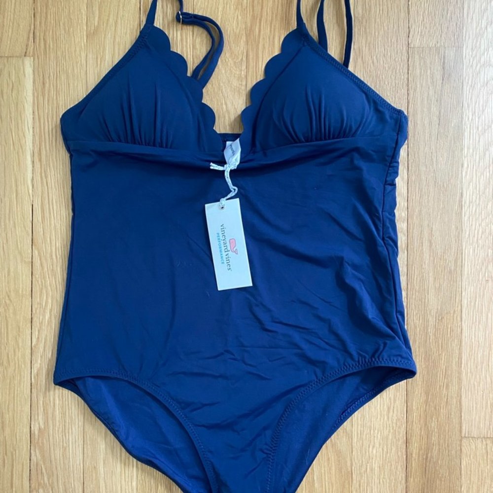 NWT Vineyard Vines scallop one-piece swimsuit in size XS